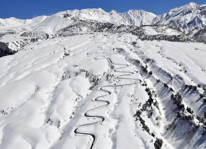 Tuyến đường phủ đầy tuyết vẽ nên đường cong tuyệt đẹp ở thị trấn du lịch nổi tiếng Nhật Bản - Ảnh 5.