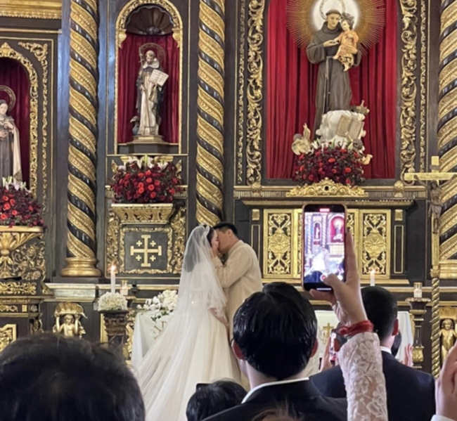 Khung ảnh lần đầu công bố trong đám cưới Phillip Nguyễn – Linh Rin: Cười thôi đã thấy “tướng phu thê”, zoom cận nhẫn cưới mới choáng ngợp