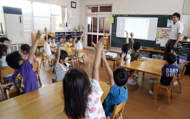 Tỷ lệ sinh giảm mạnh ở Nhật Bản là hồi chuông báo tử cho các trường học nông thôn truyền thống - Ảnh 1.