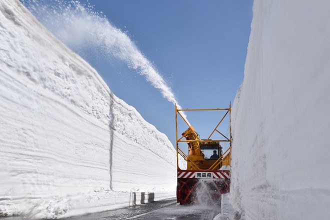 Tuyến đường phủ đầy tuyết vẽ nên đường cong tuyệt đẹp ở thị trấn du lịch nổi tiếng Nhật Bản - Ảnh 10.