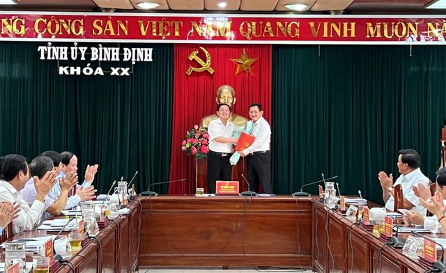 Chuẩn y, bổ nhiệm nhân sự 5 địa phương - Ảnh 1.