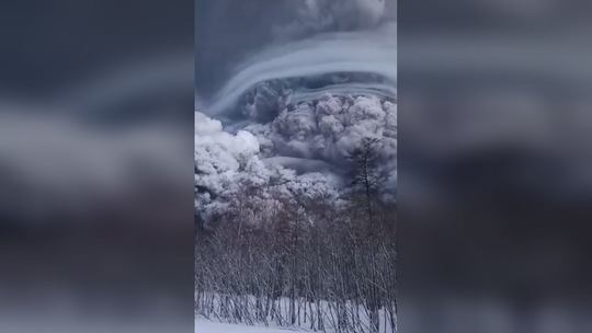Cảnh tượng phun trào như ngày tận thế của núi lửa mạnh nhất thế giới ở Viễn Đông Nga - Ảnh 1.
