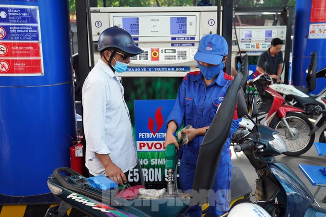 Giá xăng tăng mạnh, vượt 24.000 đồng/lít