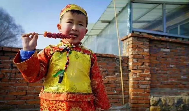 Ngôi làng hậu nhân hoàng tộc Ái Tân Giác La: Trẻ em sinh ra bị dị dạng vì 1 nguyên nhân, thanh niên trẻ cố thoát khỏi cái bóng lịch sử để được tự do yêu đương - Ảnh 9.