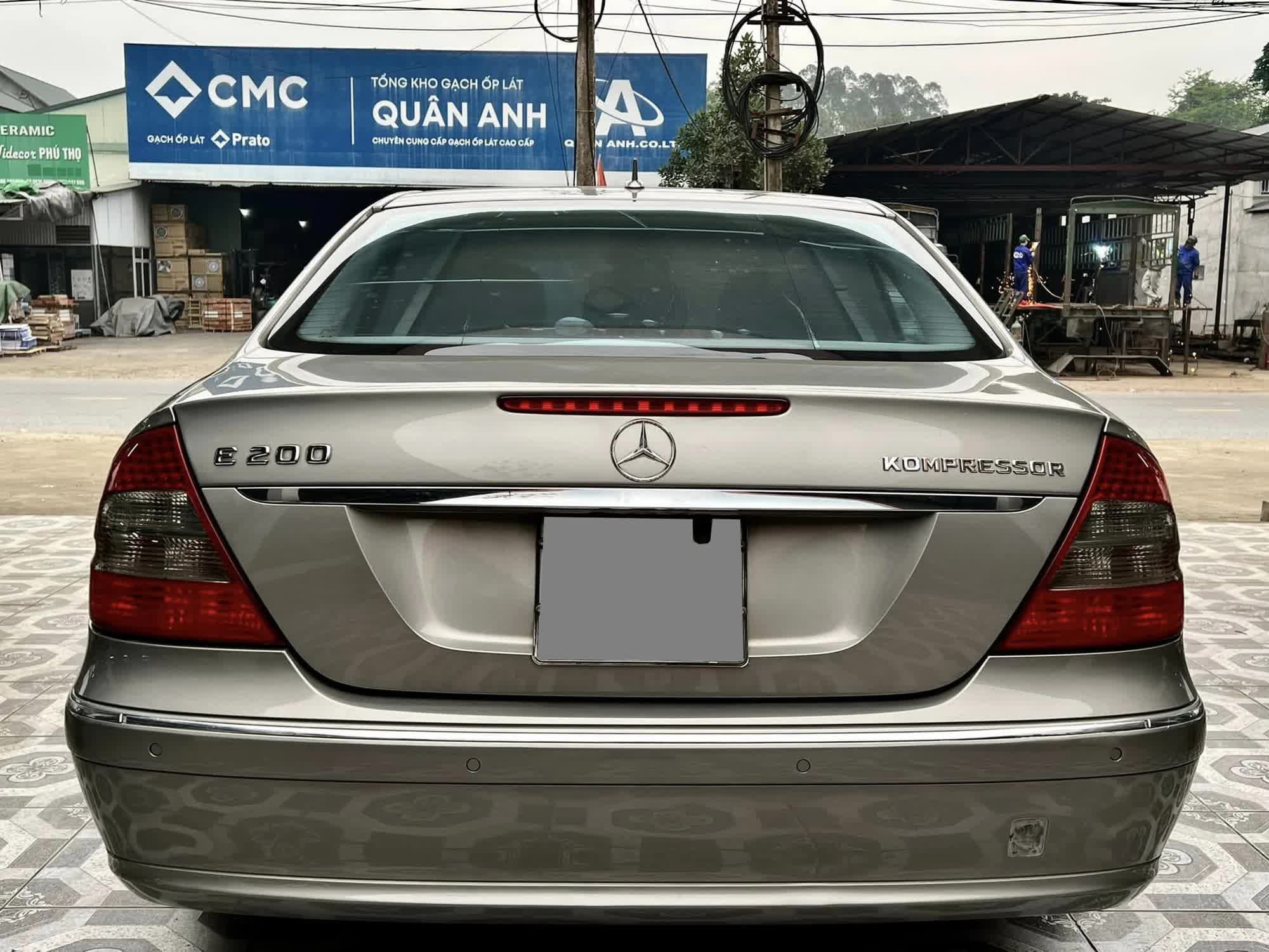 Mercedes E200 15 tuổi được rao bán giá 275 triệu đồng, chủ xe tự tin quảng cáo chỉ cần đổ xăng là chạy - Ảnh 3.