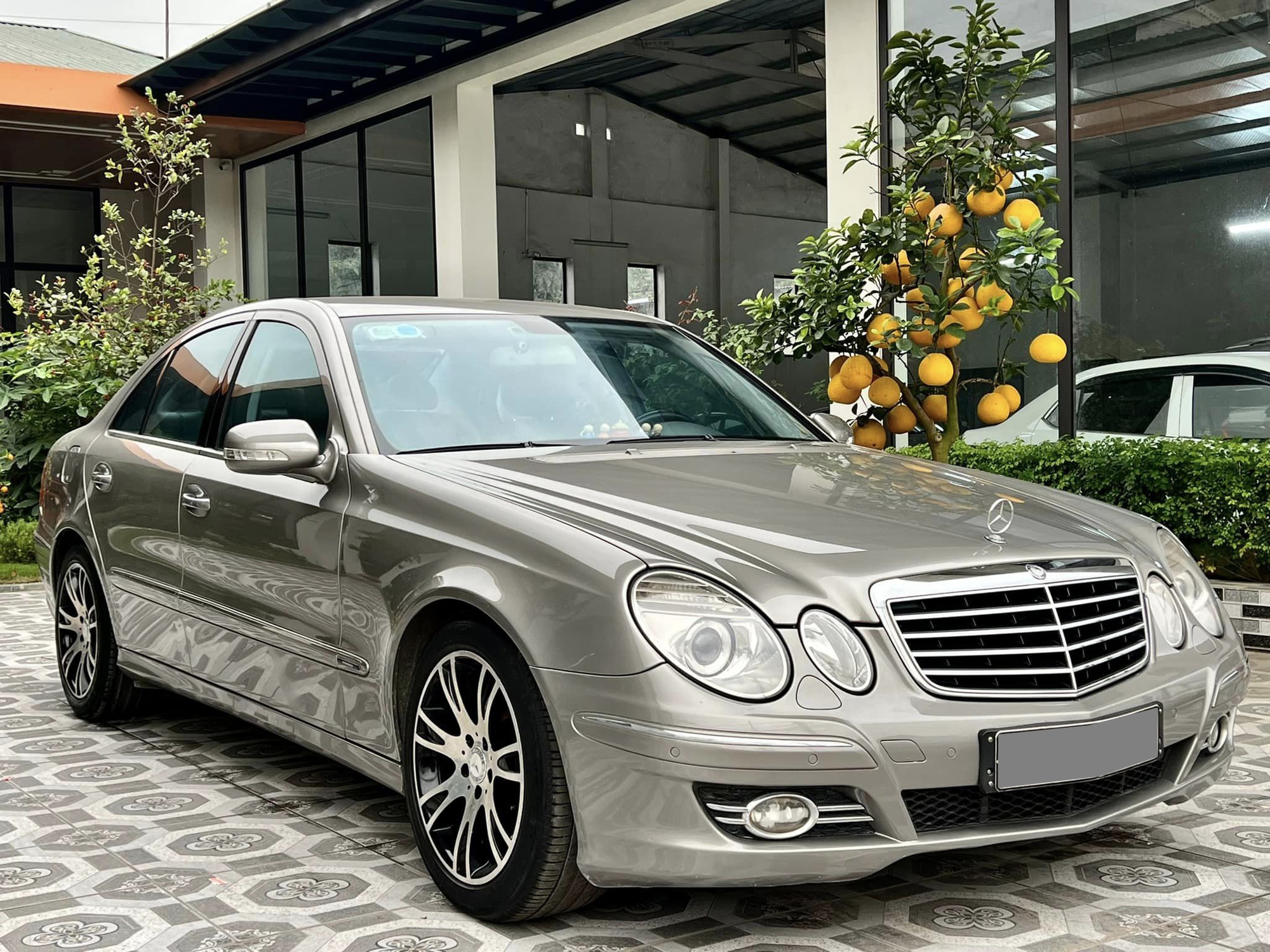 Mercedes E200 15 tuổi được rao bán giá 275 triệu đồng, chủ xe tự tin quảng cáo chỉ cần đổ xăng là chạy - Ảnh 1.