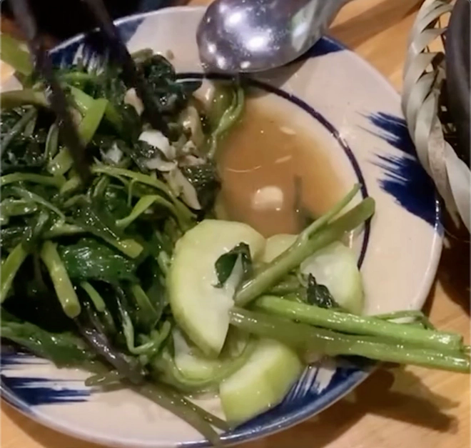  Chiến thần Hà Linh bị dân mạng đào lại hàng loạt review trước sau bất nhất: Khó hiểu nhất là màn ăn súp hải sản  - Ảnh 7.