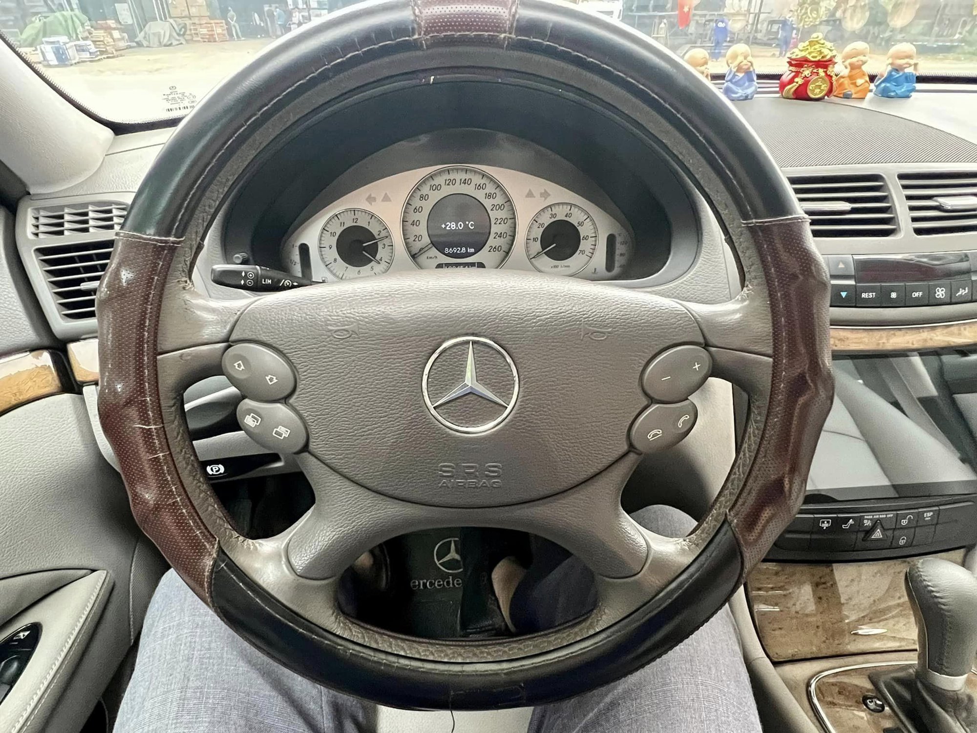 Mercedes E200 15 tuổi được rao bán giá 275 triệu đồng, chủ xe tự tin quảng cáo chỉ cần đổ xăng là chạy - Ảnh 7.