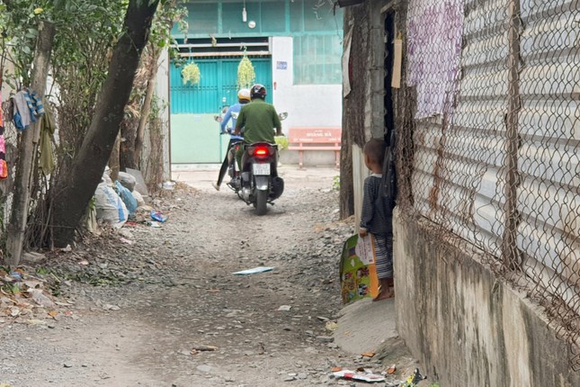 Nghi vấn bé trai ở TPHCM bị cha mẹ đánh đập dã man, trên người đầy vết thương - Ảnh 3.