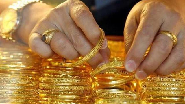 Giá vàng đồng loạt tăng mạnh, vàng nhẫn 24k lên gần 57 triệu đồng/lượng - Ảnh 1.