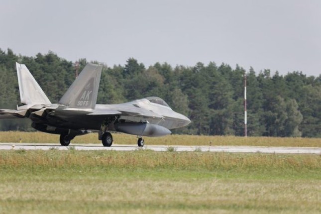 Mỹ triển khai chiến đấu cơ tàng hình F-22 Raptor gần Ukraine - Ảnh 1.