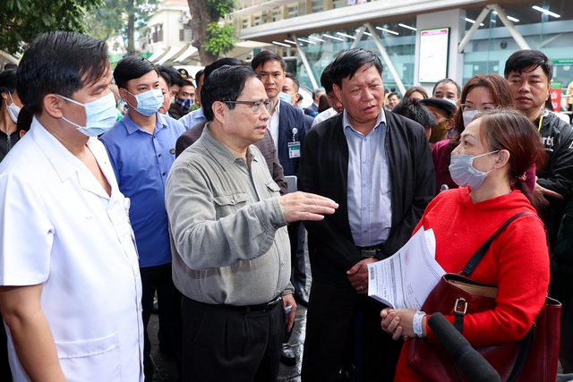 Thủ tướng kiểm tra đột xuất nhiều bệnh viện tuyến cuối, chỉ đạo nhiều vấn đề cấp bách - Ảnh 6.