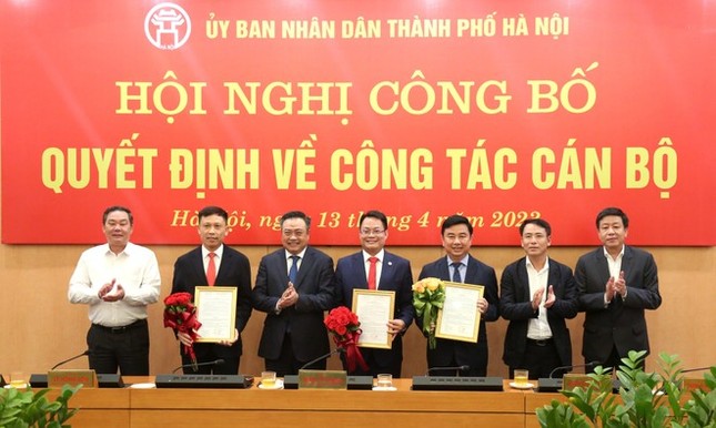 Chủ tịch TP Hà Nội trao các quyết định về công tác cán bộ - Ảnh 1.
