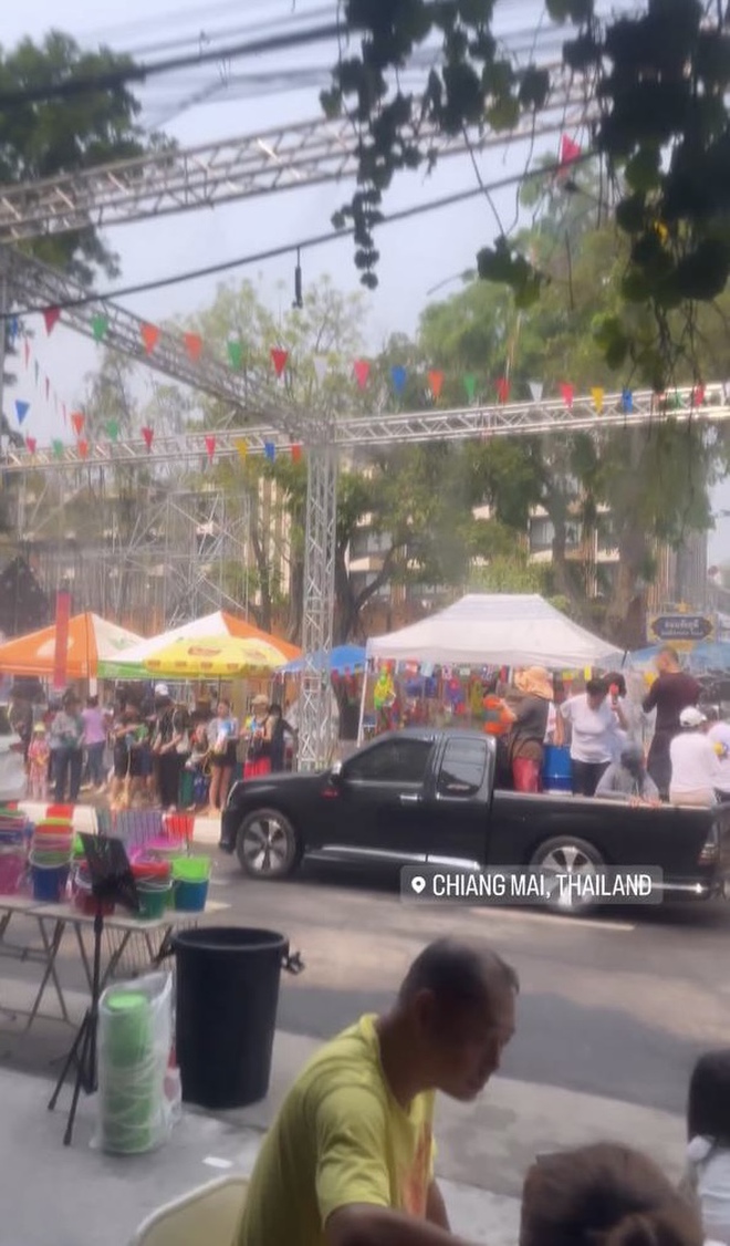 Ngay lúc này: Songkran 2023 chính thức diễn ra, giới trẻ Việt hoà mình cùng hàng ngàn du khách quốc tế tại Bangkok - Ảnh 29.