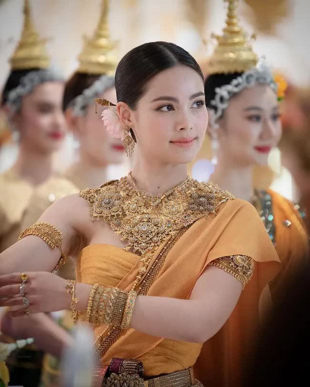 Loạt khoảnh khắc hóa nữ thần của các mỹ nhân Thái Lan mừng Tết Songkran: Baifern - Yaya khoe nhan sắc một 9 một 10 - Ảnh 1.