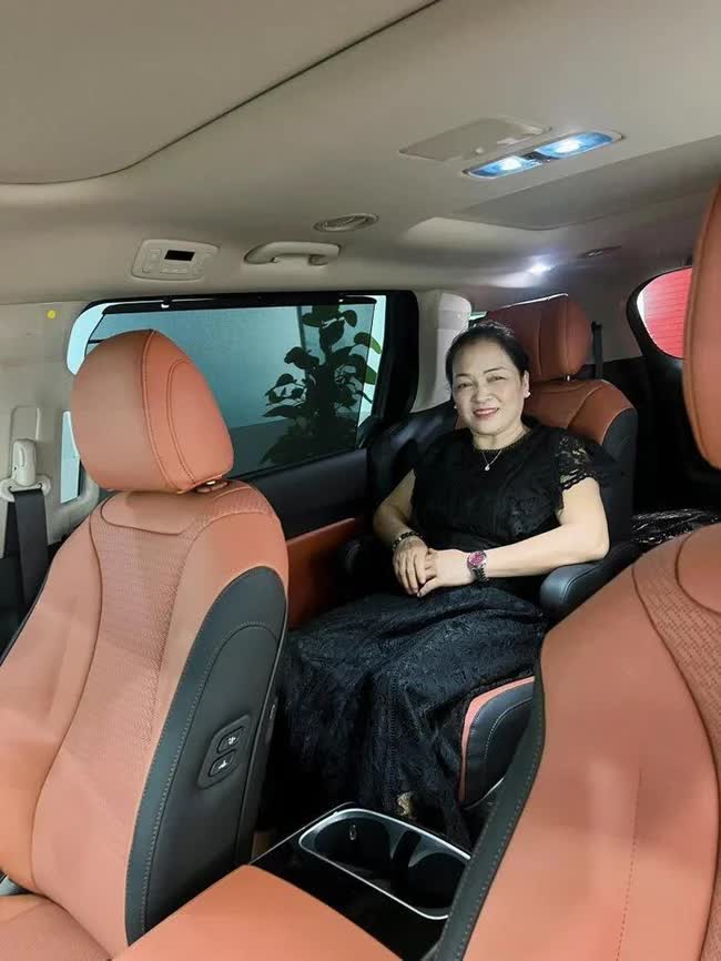 Hòa Minzy báo hiếu bố mẹ: Xây biệt thự hoành tráng, mua xe tiền tỷ, cật lực kiếm tiền lo cho gia đình - Ảnh 4.