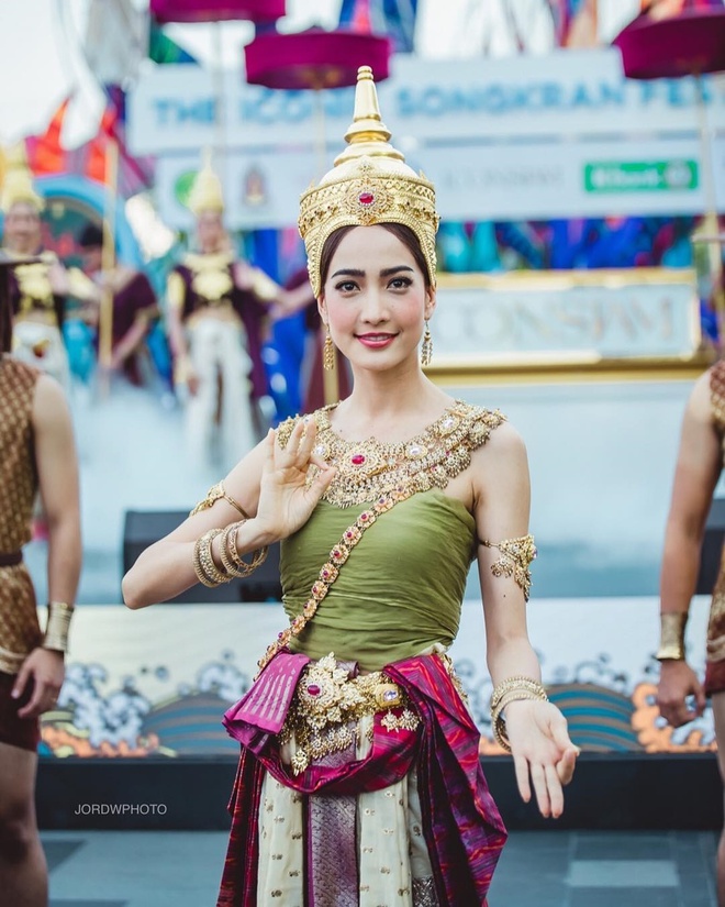 Loạt khoảnh khắc hóa nữ thần của các mỹ nhân Thái Lan mừng Tết Songkran: Baifern - Yaya khoe nhan sắc một 9 một 10 - Ảnh 12.