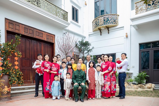 Hòa Minzy báo hiếu bố mẹ: Xây biệt thự hoành tráng, mua xe tiền tỷ, cật lực kiếm tiền lo cho gia đình - Ảnh 2.