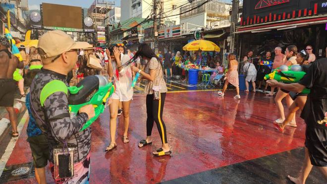 Ngay lúc này: Songkran 2023 chính thức diễn ra, giới trẻ Việt hoà mình cùng hàng ngàn du khách quốc tế tại Bangkok - Ảnh 32.
