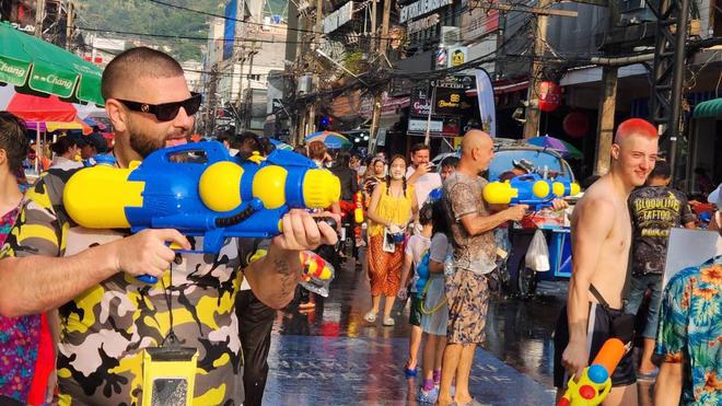 Ngay lúc này: Songkran 2023 chính thức diễn ra, giới trẻ Việt hoà mình cùng hàng ngàn du khách quốc tế tại Bangkok - Ảnh 31.