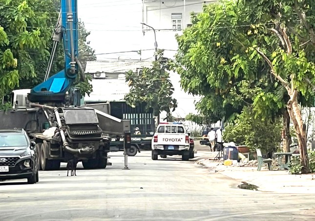 Công an phong tỏa hiện trường, điều tra nghi án con gái sát hại mẹ kế ở Bình Dương - Ảnh 1.