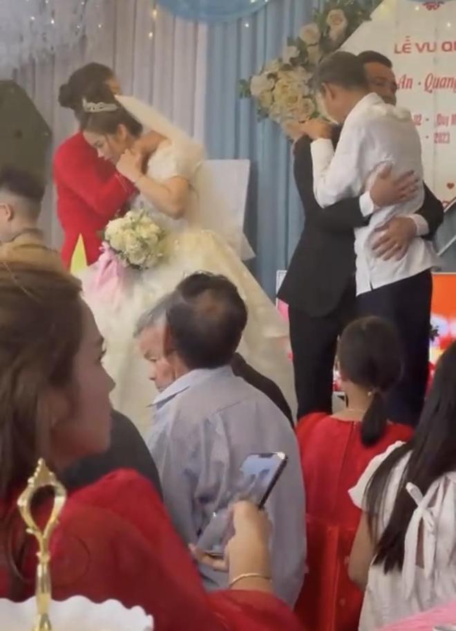 Đám cưới đặc biệt ở Phú Thọ: Mẹ chồng đích thân gả con dâu đi, em chồng hỏi một câu gây xúc động - Ảnh 3.