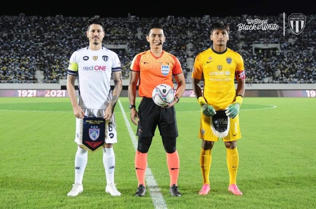 VFF mời trọng tài Malaysia cầm còi trận đấu của CLB TP.HCM ở Night Wolf V-League - Ảnh 1.