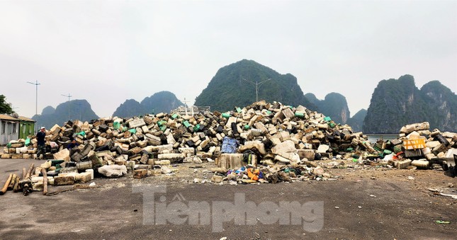 Hàng núi rác chất đống vớt từ vịnh Hạ Long - Ảnh 1.