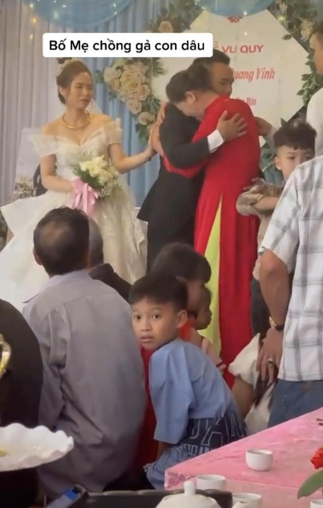 Đám cưới đặc biệt ở Phú Thọ: Mẹ chồng đích thân gả con dâu đi, em chồng hỏi một câu gây xúc động - Ảnh 2.