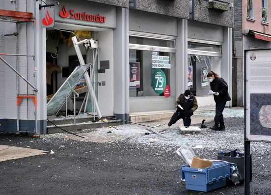 Đức đối mặt với làn sóng phá nổ cây ATM để cướp tiền mặt - Ảnh 1.