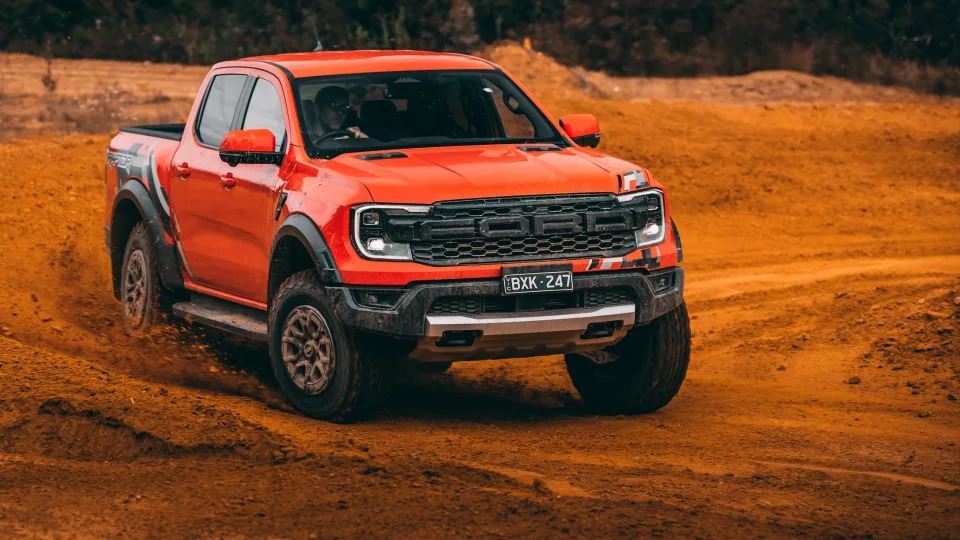 Ford Ranger Raptor 2023 hot đến nỗi dân tình ở đây xếp hàng chờ tới 2,5 năm, một người đàn ông gọi 40 cuộc đến các đại lý quyết mua xe bằng được và đã may mắn - Ảnh 4.