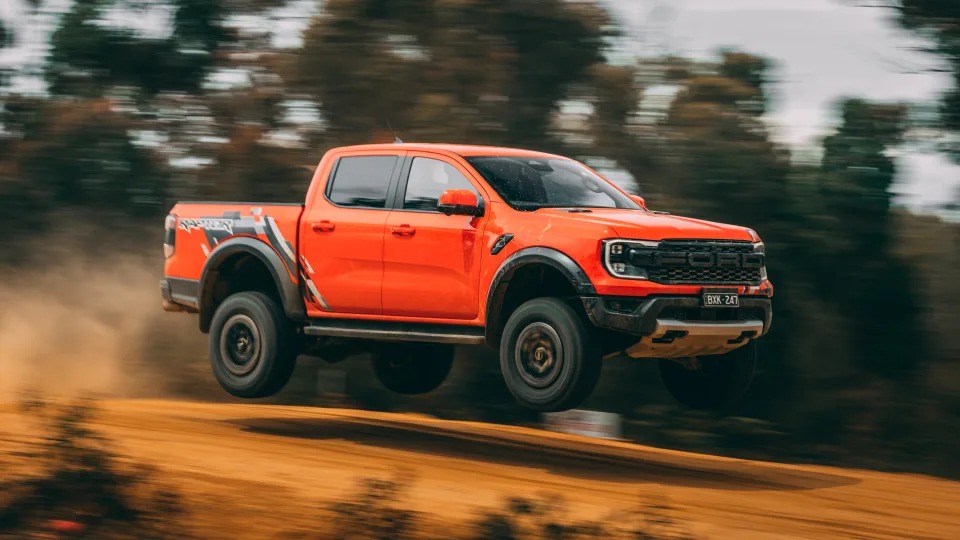 Ford Ranger Raptor 2023 hot đến nỗi dân tình ở đây xếp hàng chờ tới 2,5 năm, một người đàn ông gọi 40 cuộc đến các đại lý quyết mua xe bằng được và đã may mắn - Ảnh 3.