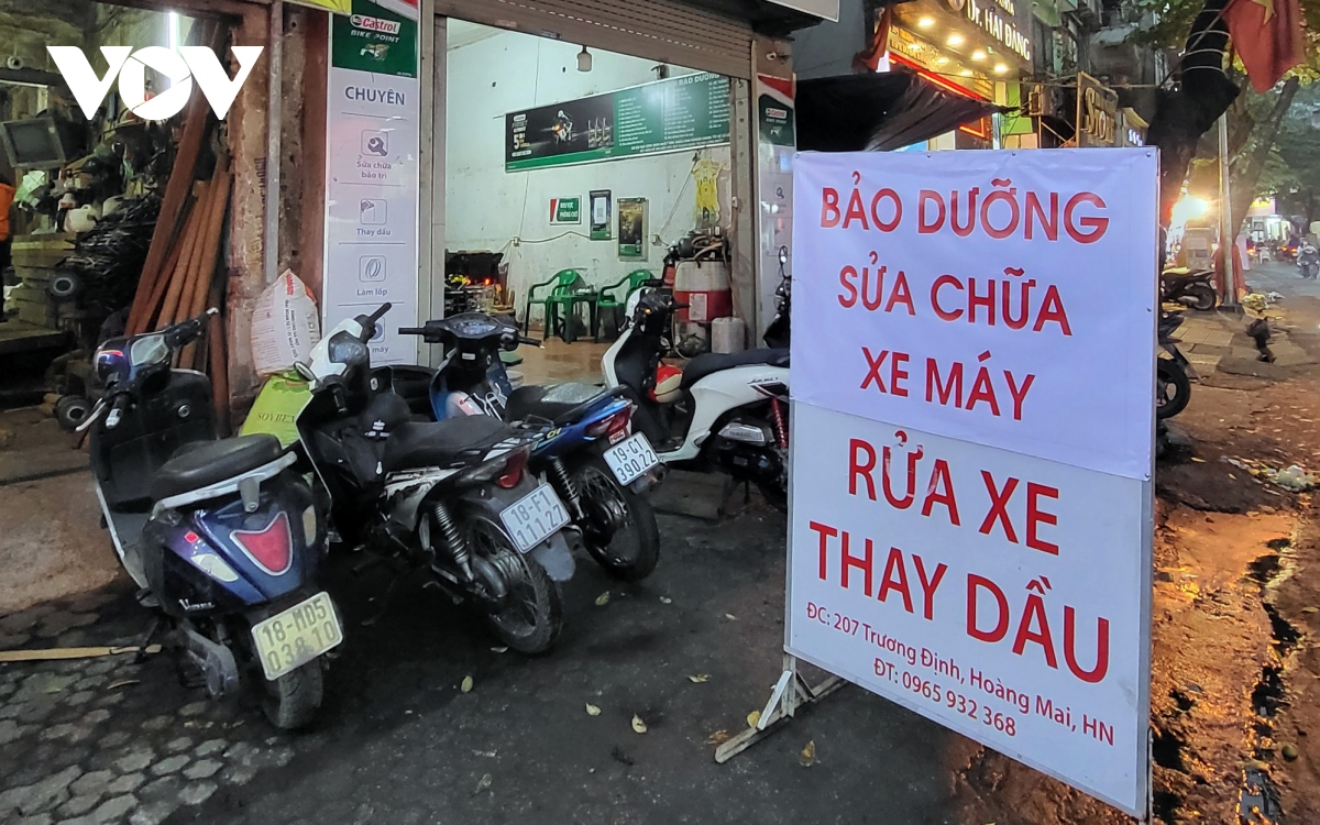 Dịch vụ sửa chữa xe ngang nhiên lấn chiếm lòng đường, vỉa hè Hà Nội - Ảnh 7.