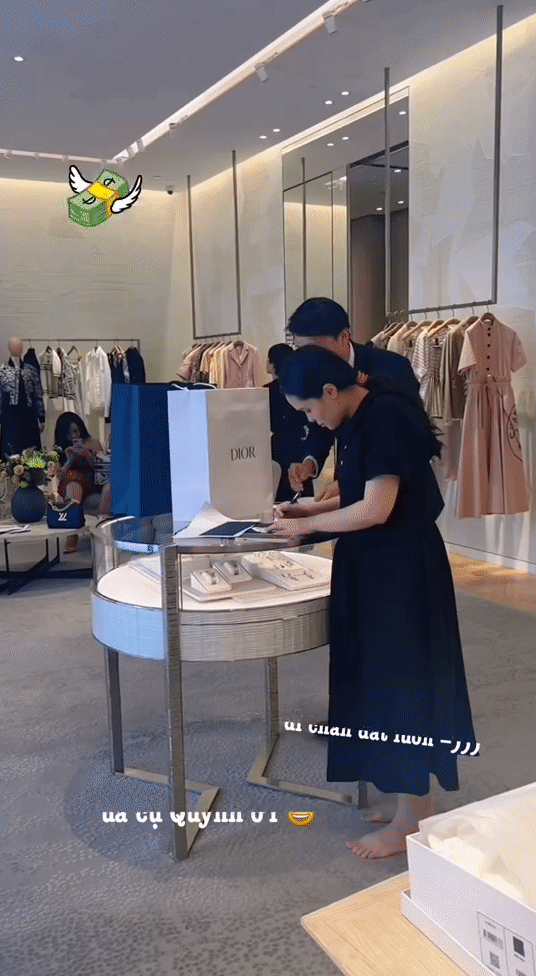 Ái nữ đi chân đất “càn quét” cửa hàng Dior, tiêu 200 triệu trong nháy mắt - Ảnh 2.