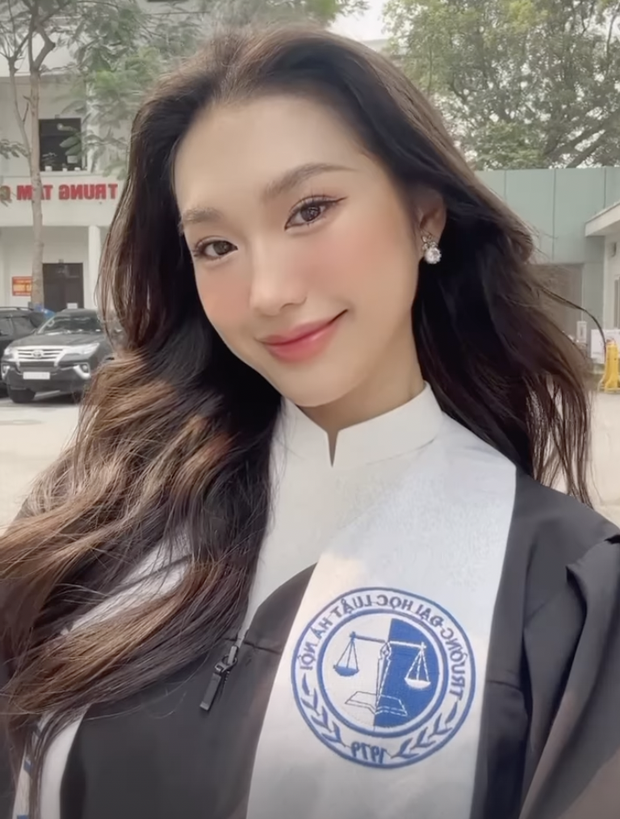 Văn Hậu đến chụp ảnh kỉ yếu cùng bạn gái hot girl trường Luật, nàng có hành động đáp lại ngọt ngào