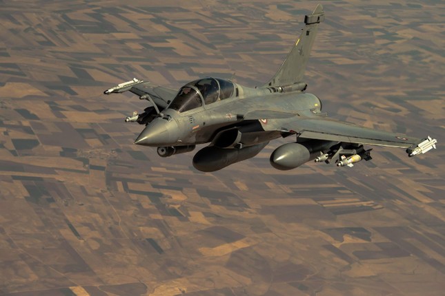Ấn Độ lần đầu tiên đưa máy bay chiến đấu Rafale ra nước ngoài tập trận - Ảnh 1.