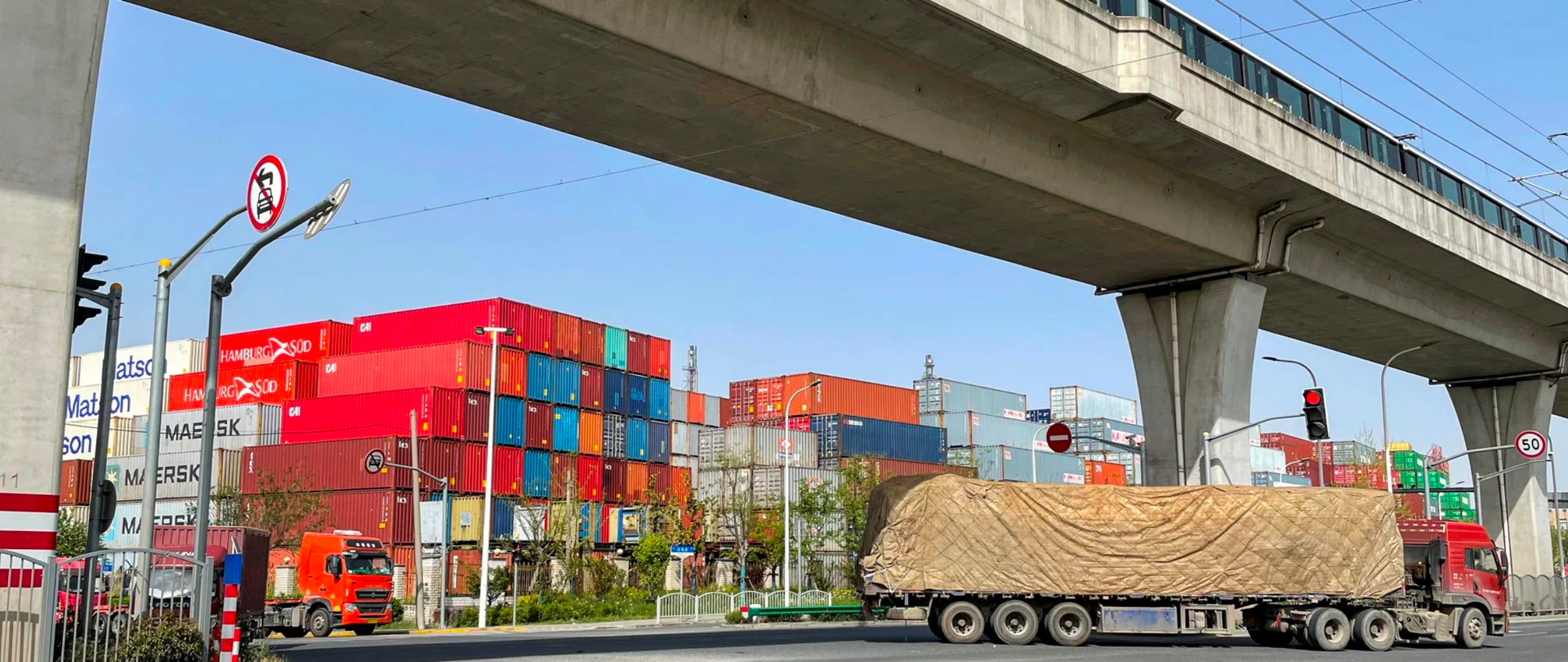 Từng là mặt hàng nóng bỏng tay thời đại dịch, những chiếc container rỗng nằm chất đống hé lộ điều lạ lùng ở nền kinh tế Trung Quốc hậu Covid-19 - Ảnh 2. Từng là mặt hàng nóng bỏng tay thời đại dịch, những chiếc container rỗng nằm chất đống hé lộ điều lạ lùng ở nền kinh tế Trung Quốc hậu Covid-19 - Ảnh 2.