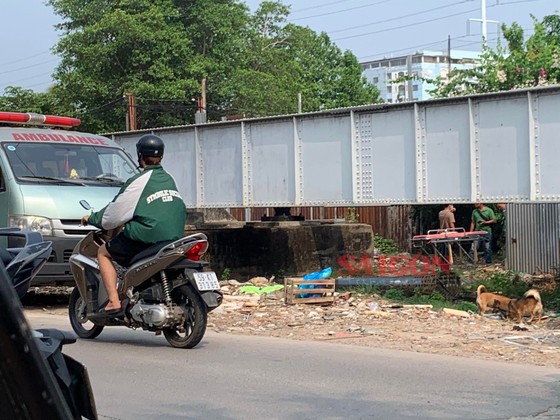 Nghi án người đàn ông bị sát hại cạnh đường ray xe lửa ở quận Bình Thạnh - Ảnh 2.