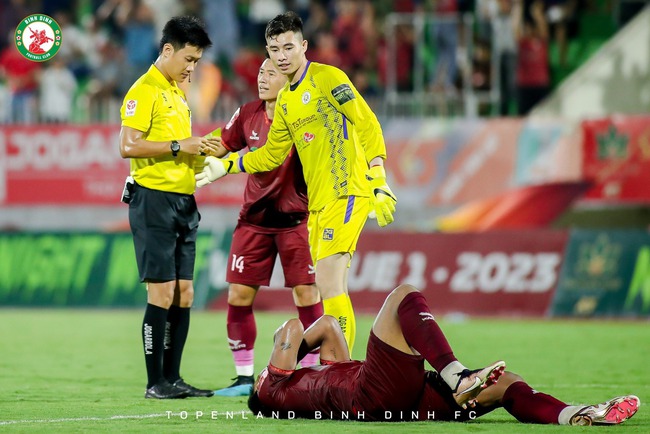 Trọng tài V.League lại ‘bẻ còi’, CLB Hà Nội mất ngôi đầu sau sai lầm tai hại của thủ môn U22 Việt Nam - Ảnh 1.