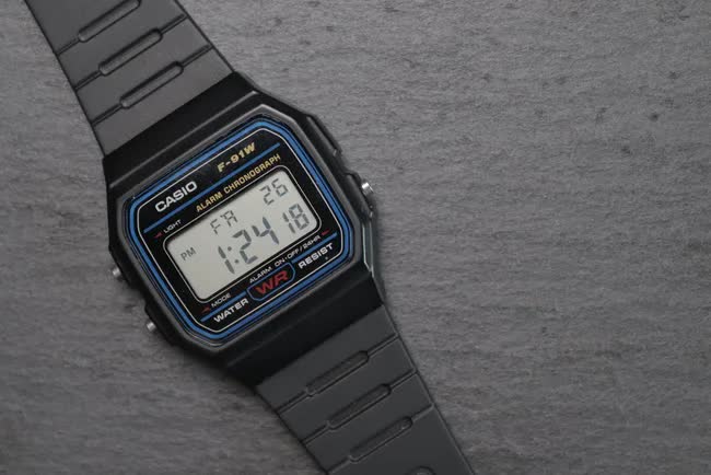 Đồng hồ đeo tay huyền thoại Casio F-91W: Tuổi thơ ai cũng ước mơ được đeo - Giá vài trăm nghìn nhưng ẩn chứa bí mật khủng khiếp! - Ảnh 1.