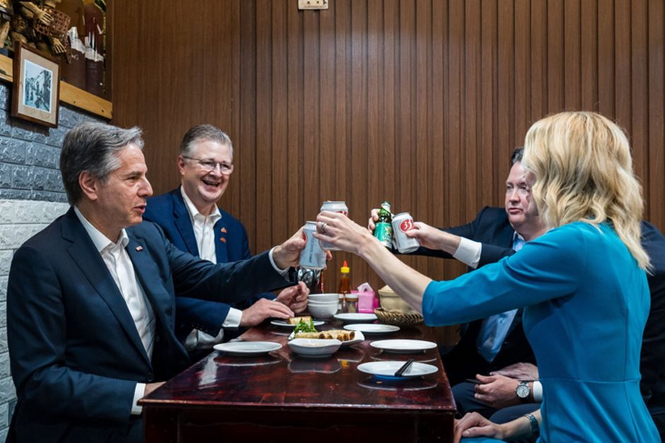 Từ hình ảnh Ngoại trưởng Mỹ đến thăm Việt Nam, ăn Cơm tay cầm, uống bia 333: Sabeco bạo chi hàng nghìn tỷ cho quảng cáo, khuyến mại thế nào? - Ảnh 1.