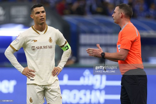 Đội nhà thua trận, Ronaldo nổi cáu kẹp cổ quật ngã đối thủ như phim chưởng - Ảnh 2.
