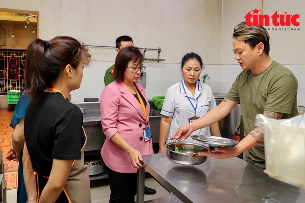  Hà Nội: Tạm đình chỉ hoạt động nhà hàng bị tố cho khách dùng nước lẩu thừa - Ảnh 6.