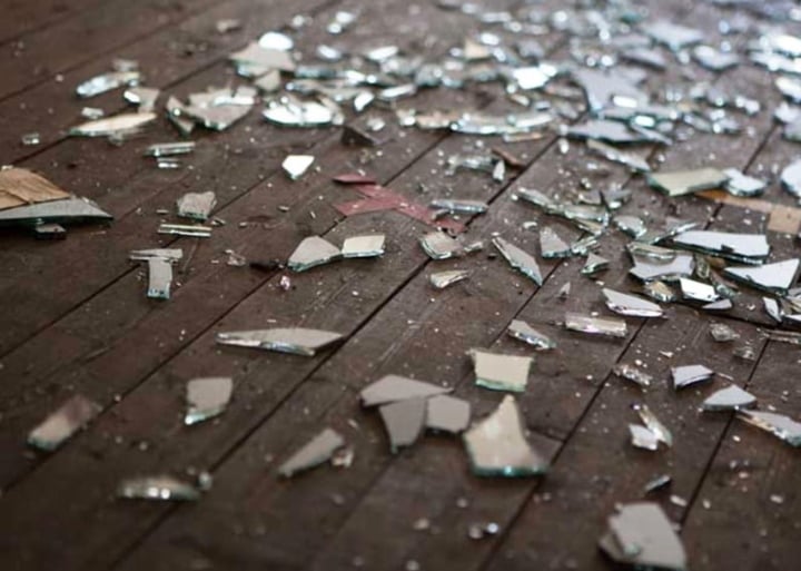 Làm vỡ gương báo điềm gì? Vì sao nhất định không được làm vỡ gương?