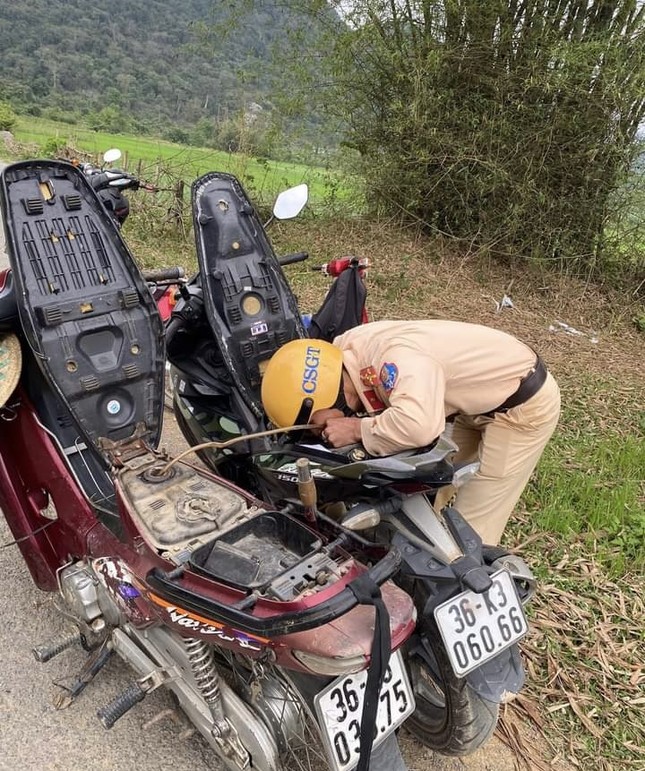 Chiến sỹ CSGT hút chuyển xăng cho xe gặp sự cố trên đường ở miền núi Thanh Hóa - Ảnh 1.