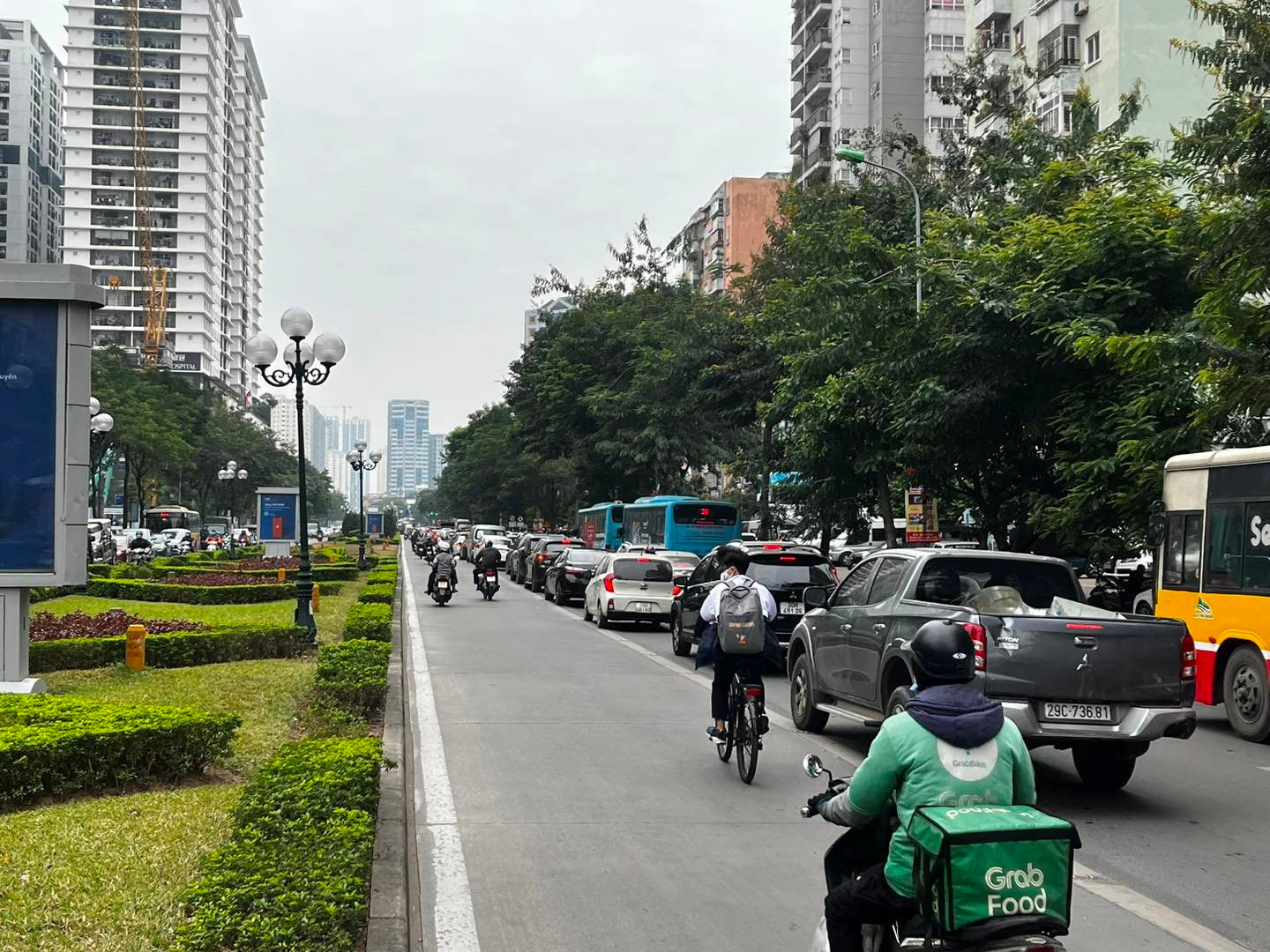 Cứ 8 người ở Hà Nội lại có 1 người sở hữu xe ô tô - Ảnh 2. Cứ 8 người ở Hà Nội lại có 1 người sở hữu xe ô tô - Ảnh 2.