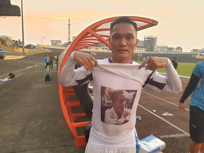 Cựu tuyển thủ Việt Nam vướng án bán độ gửi lời xin lỗi muộn màng đến bố sau 8 năm trở lại sân cỏ - Ảnh 3.