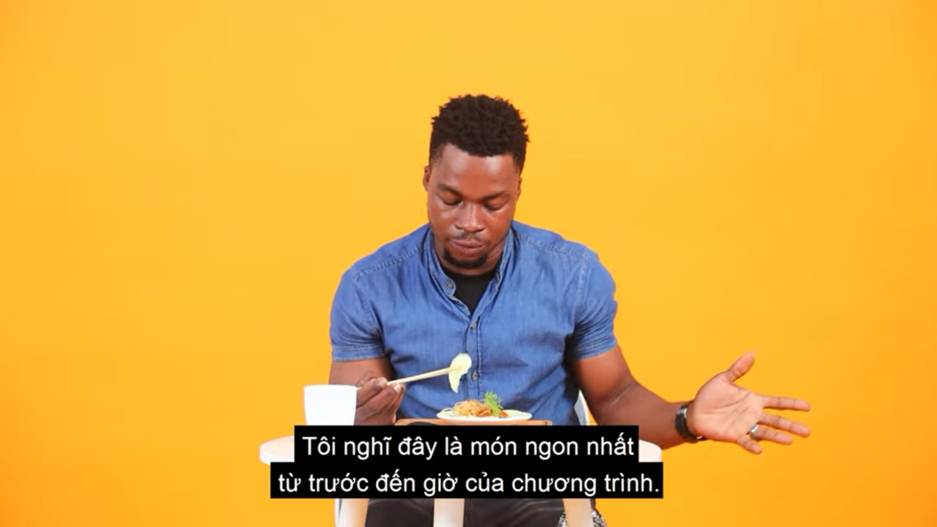 Khách Tây nếm thử các món mắm của Việt Nam: Mắm tôm ngon phết nhưng vẫn đứng sau 2 món mắm khác - Ảnh 10. Khách Tây nếm thử các món mắm của Việt Nam: Mắm tôm ngon phết nhưng vẫn đứng sau 2 món mắm khác - Ảnh 10.