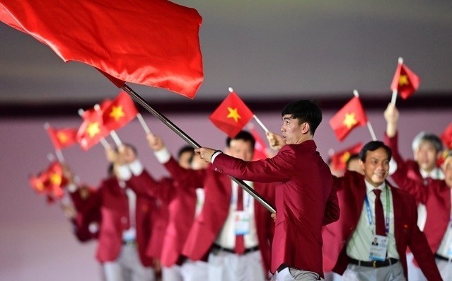 Kình ngư Nguyễn Huy Hoàng cầm cờ cho đoàn thể thao Việt Nam tại khai mạc SEA Games 32 - Ảnh 1.