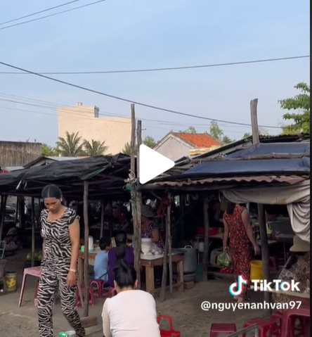 Thực hư khu chợ rẻ nhất Việt Nam gây sốt trên TikTok: Cầm 34.000 đồng “ăn sập” chợ, toàn đặc sản địa phương nhưng chỉ 3.000 – 5.000 đồng/suất? - Ảnh 1.